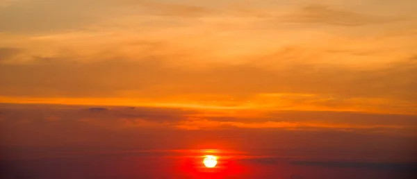 Jasny Wschód Słońca Przeciw Błękitnemu Niebu Szerokie Zdjęcie — Zdjęcie stockowe