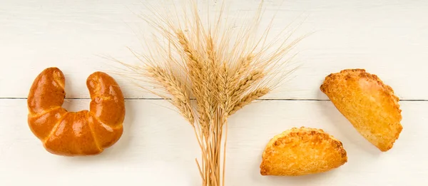 Croissant Pão Doce Espigas Trigo Fundo Branco — Fotografia de Stock