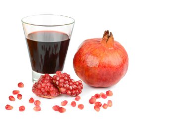 Beyaz arka planda izole edilmiş bir bardakta nar suyu ve meyve suyu. Metin için boş alan.