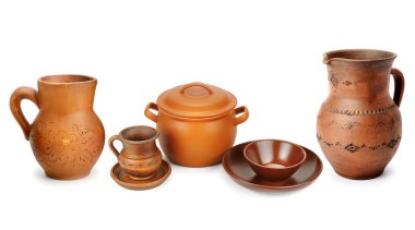 Beyaz bir zemin üzerinde izole edilmiş kilden yapılmış bir tabak seti. Geniş resim. Kolaj.