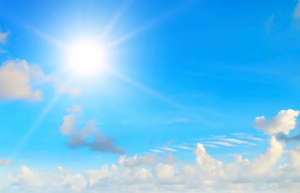 明るい太陽と青い空と光の雲 — ストック写真