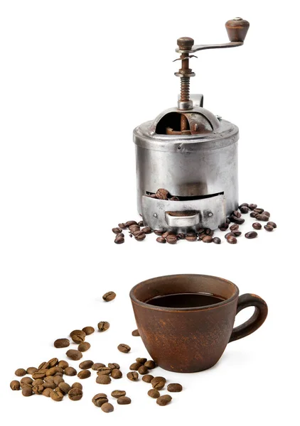 白を基調としたコーヒーとビンテージコーヒーグラインダー コーヒー豆 セラミックカップ コラージュ 垂直写真 — ストック写真
