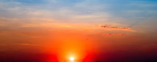 Céu Com Amanhecer Brilhante Ampla Foto — Fotografia de Stock