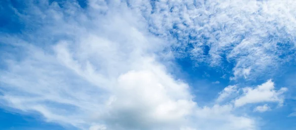 Cielo Blu Bellissime Nuvole Bianche Ampia Foto — Foto Stock