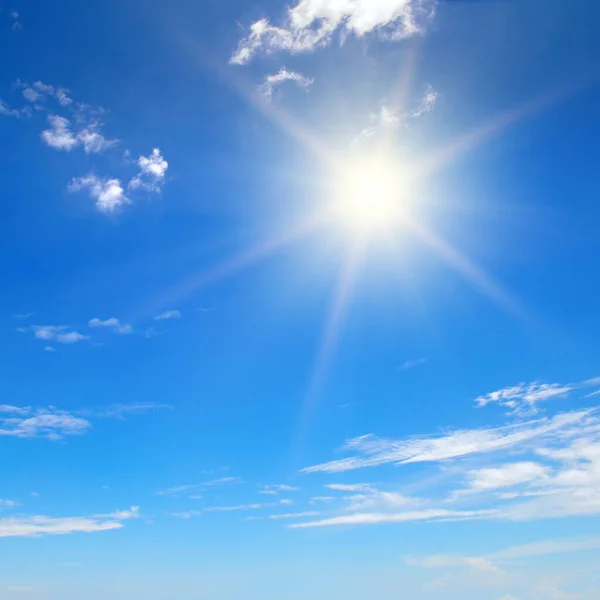 Parlak Güneş Mavi Gökyüzü Işık Bulutları — Stok fotoğraf