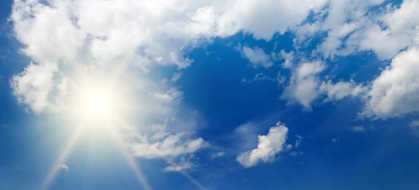 Яскраве Сонце Блакитне Небо Легкі Хмари Широкі Фотографії — стокове фото