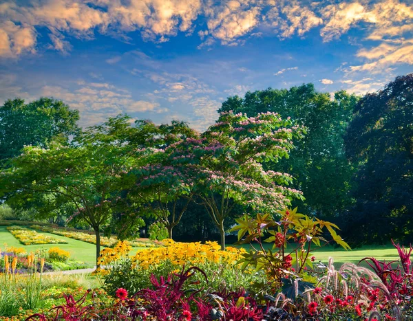 Úžasná Zahrada Květinovými Záhony Trávníky — Stock fotografie