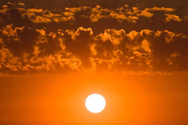 Туманное Небо Яркий Восход Солнца Над Горизонтом Стоковое Изображение