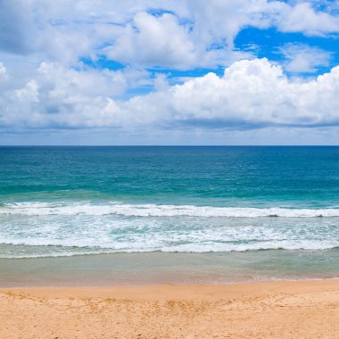 Güzel tropikal plaj ve mavi gökyüzü arka plan.