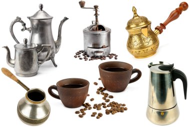 Kahve öğütücüsü, çaydanlık, kahve demliği ve beyaz arka planda izole edilmiş kil bardak. Kolaj.