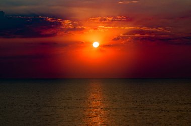 Okyanus plajı ve kızıl güneş doğuyor. Parlak güzel arkaplan.