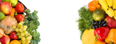 Sebzeler ve meyveler beyaz arka planda izole edilmiş. Kolaj. Metin için boş alan. Geniş resim.