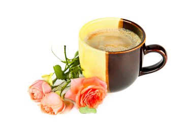 Beyaz arka planda izole edilmiş sıcak çikolata ve bir buket gül..