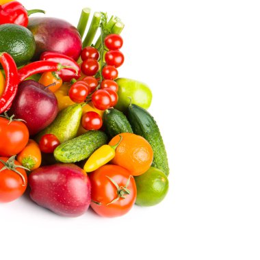 Beyaz arka planda izole edilmiş meyve ve sebzeler. Metin için boş alan.