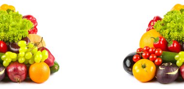 Beyaz arka planda izole edilmiş meyve ve sebzeler. Geniş resim. Metin için boş alan. Kolaj.