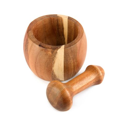 Ahşap tokmak ve havan topu beyaz bir zeminde izole edilmiş..