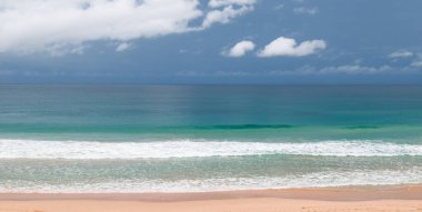 Tropik sahil, mavi deniz ve parlak gökyüzü. Geniş resim.