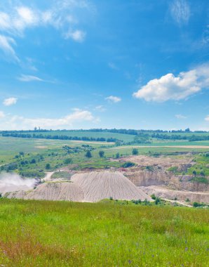 Açık bir çukurda kireçtaşının çıkarılması. Moldova 'da. Dikey fotoğraf.