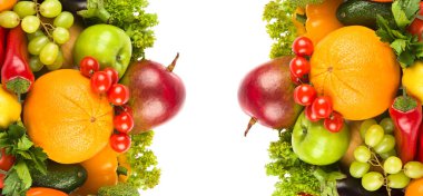 Sebzeler ve meyveler beyaz arka planda izole edilmiş. Kolaj. Metin için boş alan. Geniş resim.