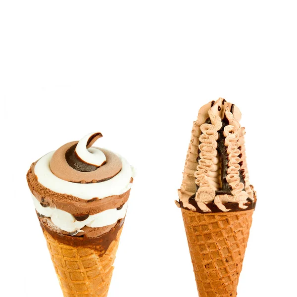 Beyaz Arka Planda Izole Edilmiş Waffle Külahlı Çikolatalı Vanilyalı Dondurma — Stok fotoğraf