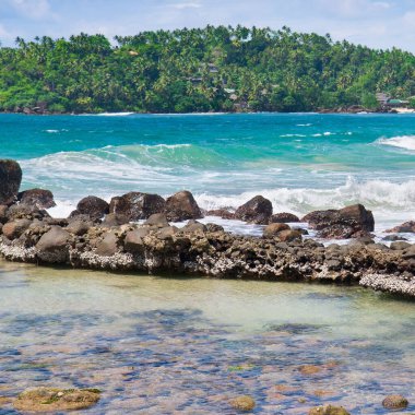 Tropik okyanus gölü, mercan resifi ve gökyüzü.