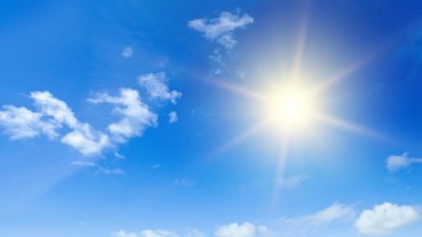 Mavi gökyüzü, güneş ve güzel doğal beyaz bulutlar. Geniş resim.