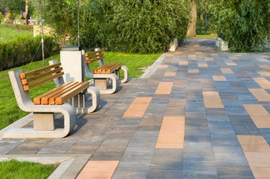 Şehir parkında bir bankta gezinti. Bucha, Ukrayna.