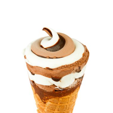 Çikolatalı dondurma waffle koni beyaz arka plan üzerinde izole.