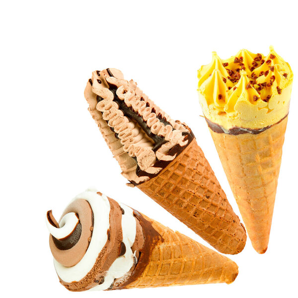 Шоколад и ванильное мороженое в вафельных рожках изолированы на белом фоне. Коллаж.