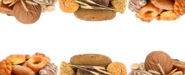 Ekmek, baget ve beyaz arka planda izole edilmiş iştah açıcı hamur işleri. Panoramik kolaj. Geniş resim. Metin için boş alan.