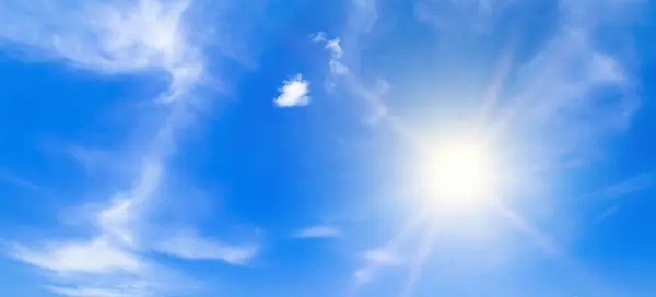 Светлые Облака Яркое Солнце Голубом Небе Широкое Фото Стоковое Фото