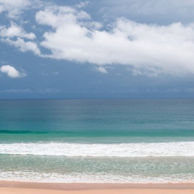 Deniz tropik plajı ve mavi gökyüzü.