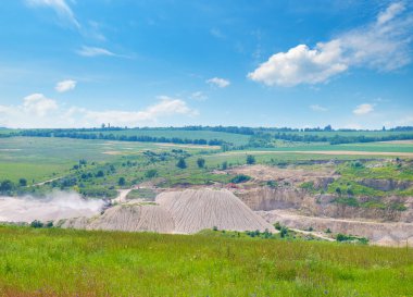 Taş ocağından kireç taşı çıkarma yöntemi. Moldova 'nın manzaraları.