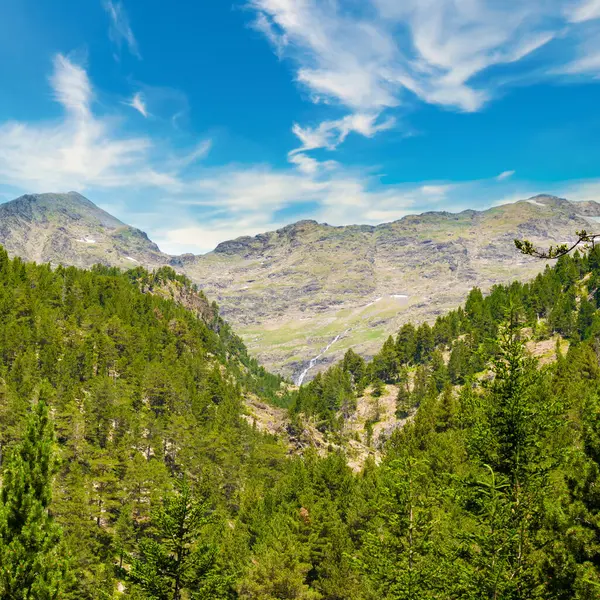 Güzel dağ manzarası, ormanlar, dağ nehirleri ve mavi gökyüzü. Andorra..