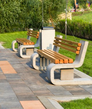 Şehir parkında rahatlama bankları. Dikey fotoğraf.