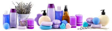 Beyaz arka planda lavanta özlü kokulu mumlar, sabunlar, şampuanlar ve diğer kozmetikler. Kolaj. Geniş resim.
