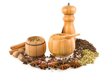 El değirmeni ve baharatlar beyaz arka planda izole edilmiş. Metin için boş alan.