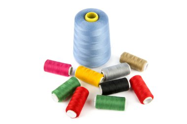 Beyaz arkaplanda izole edilmiş dikiş iplikleri.