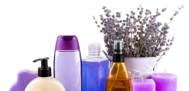 Beyaz arka planda lavanta özlü kokulu mumlar, sabunlar, şampuanlar ve diğer kozmetikler. Geniş resim.