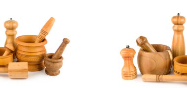 Beyaz arka planda seyyar havan topları ve el değirmenleri var. Kolaj. Metin için boş alan. Geniş resim.