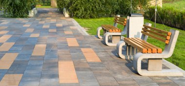 Şehir parkında rahatlama bankları. Geniş resim.