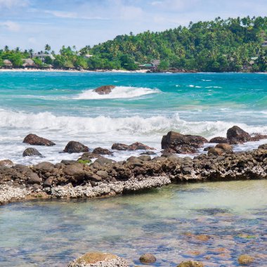 Tropik okyanus gölü, mercan resifi ve mavi gökyüzü..