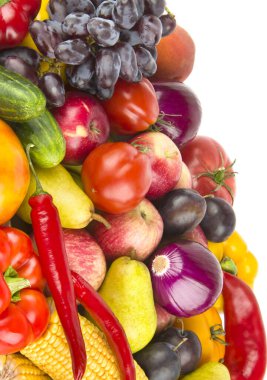 Beyaz arka planda izole edilmiş sebze ve meyve seti. Dikey fotoğraf.