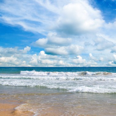 Güzel kümülüs bulutlarıyla tropik plaj ve gökyüzü.