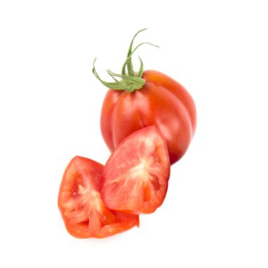 Beyaz arka planda izole olmuş olgun domates.