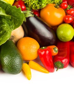 Beyaz arka planda izole edilmiş sebze ve meyve seti. Metin için boş yer var. Dikey fotoğraf