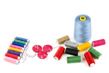 Beyaz arka planda izole edilmiş dikiş iplikleri. Kolaj. Metin için boş alan var.