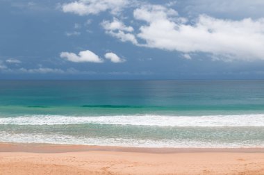 Güzel kümülüs bulutlarıyla tropik plaj ve gökyüzü.