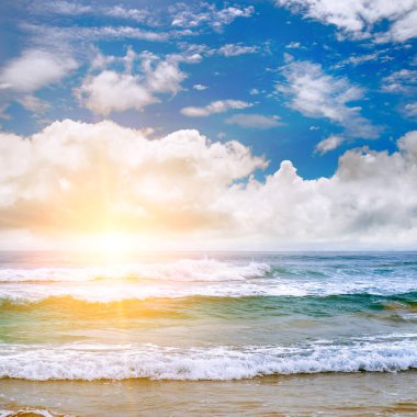 Tropikal deniz ve parlak gün doğumu.