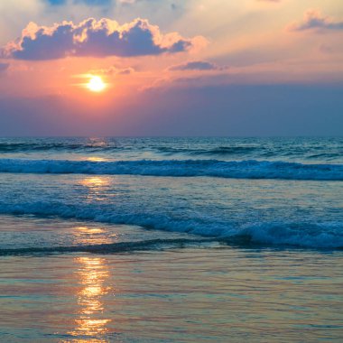 Tropik deniz ve parlak gün doğumu. Dikey fotoğraf
